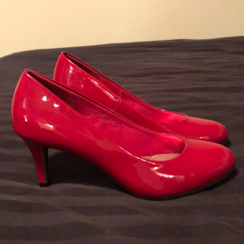 Red pumps